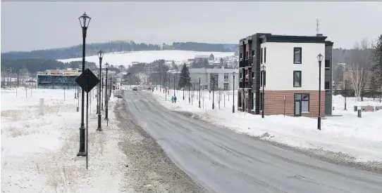  ?? ALLEN MCINNIS ?? Vacant lots surround a single apartment building on Frontenac Street in Lac-Mégantic. Most businesses along the town’s main street, Frontenac Street, have been relocated to the new extension of Papineau Street, or to the other side of a new bridge over the Chaudière River.