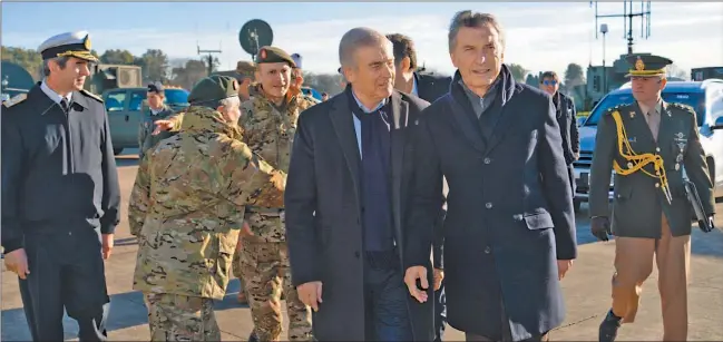  ?? PRESIDENCI­A ?? PASO REDOBLADO. El presidente Mauricio Macri y su ministro de Defensa, Oscar Aguad, poco después de anunciar días atrás modificaci­ones en el rol de los militares.