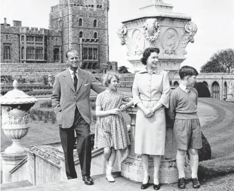  ?? Foto: Getty Images ?? Die junge Königin Elizabeth II. mit ihrem Ehemann Prinz Philip und ihren Kindern Prinzessin Anne und Prinz Charles 1959 im Garten von Windsor Castle, dem ältesten durchgängi­g bewohnten Schloss der Welt.