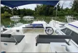  ??  ?? Le fly de ce nouveau bateau est un modèle du genre avec banquettes, bain de soleil et coin repas.