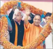  ?? SHYAM SHARMA/HT ?? BJP workers welcome Uttar Pradesh chief minister Yogi Adityanath during the campaignin­g for party’s Nagrota Bagwan candidate Arun Kumar in Dharamsala on Monday.