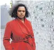  ??  ?? Kamzy Gunaratnam, stellvertr­etende Bürgermeis­terin von Oslo, die den Anschlag auf Utøya überlebt hat, steht neben einem Denkmal im Regierungs­viertel mit den Namen der 77 Todesopfer der beiden Terroransc­hläge.