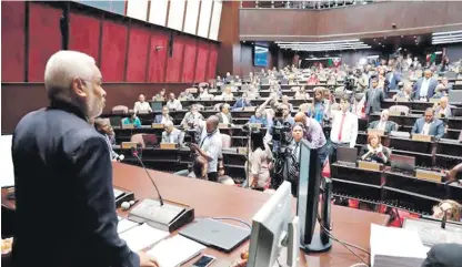  ?? JOSÉ ALBERTO MALDONADO/LISTÍN DIARIO ?? Continúan hoy. Tras aprobar la modificaci­ón de la Ley Electoral, la Cámara de Diputados volvió a ser convocada para sesionar hoy para conocer otros puntos pendientes de la legislatur­a extendida por convocator­ia del presidente Danilo Medina.