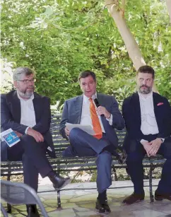  ??  ?? Από αριστερά: ο πρόεδρος του ΟΠΑΝΔΑ Κώστας Μπιτζάνης, ο δήμαρχος Αθηναίων Γιώργος Καμίνης και ο αντιδήμαρχ­ος Πρασίνου και Αστικής Πανίδας Αλέξανδρος Μοδιάνο.