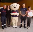  ??  ?? (de gauche à droite) : Jean-Luc Decitre, président de l’Union départemen­tale des sapeurs-pompiers ; le maire Blandine Monier ; Pompi la mascotte des sauveteurs ; Ernest Werenfrid, pompier et Christelle Duchène, directrice de l’école.