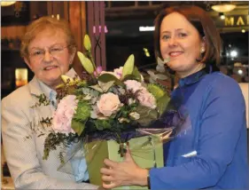  ??  ?? Changing of the guard: Outgoing Chairperso­n Leesha Duffy (left) receives a bouquet from new Associatio­n Chairperso­n Keelin Kissane.