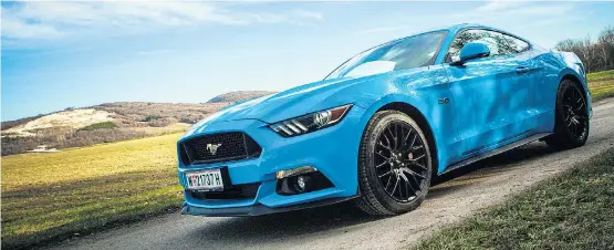  ??  ?? Das satte V8-Gebrabbel allein macht schon was her. Dazu bringt Ford – noch schnell vor dem Facelift – den Mustang in Grabber-Blau.