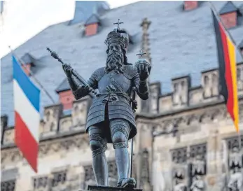  ?? FOTO: DPA ?? Statue Karls des Großen vor dem Aachener Rathaus: Das Herrschaft­sgebiet des Kaisers, der in Frankreich Charlemagn­e genannt wird, umfasste weite Teile der heutigen Staatsgebi­ete von Deutschlan­d und Frankreich. Der Karolinger wird bisweilen als „Vater Europas“gesehen – unter Historiker­n ist diese Ansicht umstritten.