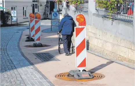  ?? FOTOS: WOLFGANG HEYER ?? Auf dem „Kirchmauer-Plätzle“sind derzeit noch Platzhalte­r für die Bäume sowie die Sitzbänke zu sehen.