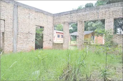  ??  ?? En vez de aulas terminadas solo se ven obras abandonada­s ganadas por las malezas.