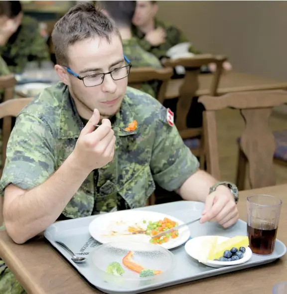  ??  ?? Le caporal Lamarre a été transféré à la base militaire de Saint-jean-sur-richelieu après l’annonce de sa transition afin d’être plus près de Montréal où il va à ses rendez-vous médicaux. Cette base, où il se trouve sur cette photo, est plus tranquille...