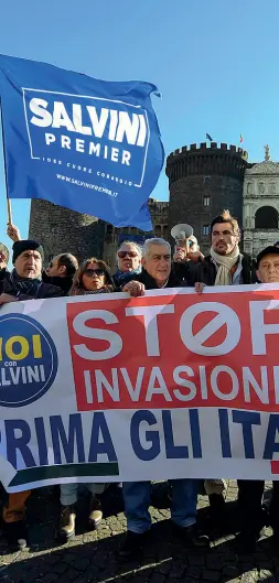  ??  ?? La protesta Il sit-in degli esponenti di destra contro il progetto