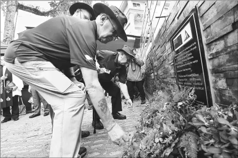  ??  ?? Kiwi veterans place poppies at the memorial.