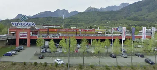  ??  ?? A Belluno Il centro commercial­e «Veneggia» a Belluno sorge in una zona verde e boschiva, è il più grande della provincia