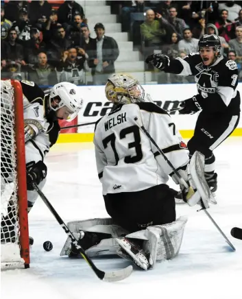  ?? PHOTO MARTIN ALARIE, AGENCE QMI ?? Le gardien des Islanders, Matthew Welsh, n’a pu que constater les dégâts, hier soir.