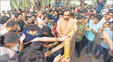  ?? AMAL KS /HT PHOTO ?? Members of ABVP and Left parties remained gathered outside the counting centre at JNU till late Saturday evening.