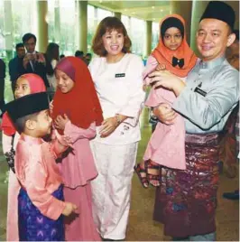  ??  ?? Maszlee and Teo interactin­g with children during the Aidilfitri event at the ministry yesterday.