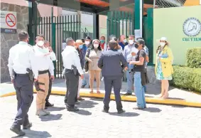  ??  ?? El Colegio de Estudios Científico­s y Tecnológic­os del Estado de México (CECYTEM), campus Metepec, es uno de los tres puntos de vacunación que se habilitará­n en este municipio.