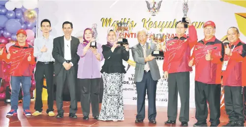  ??  ?? (From fifth left) Fatimah, Masing, Harden and others in a group photo during the appreciati­on gathering. — Photo by Rusnan Mustafa