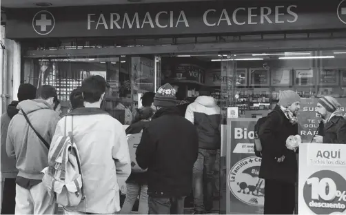  ??  ?? FARMACIA CÁCERES. Clientes desbordaro­n la capacidad del local y debieron esperar afuera.