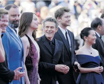  ?? G. HORCAJUELO (EFE) ?? Desde la izquierda, Yorgos Lanthimos, Emma Stone, William Dafoe y Joe Alwyn, ayer en Cannes.
