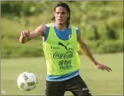  ?? RAUL ARBOLEDA/AFP ?? DIBUTUHKAN: Edinson Cavani dalam sesi latihan Uruguay. Dia tetap bergabung meski dalam pemulihan cedera.