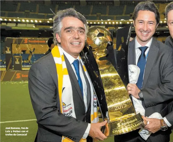  ??  ?? José Romano, Yon de Luis y Peláez con el trofeo de Concacaf