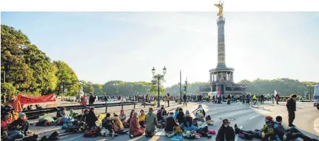  ?? FOTO: IMAGO IMAGES ?? Protest am Großen Stern: Klimaaktiv­isten von Extinction Rebellion haben am Montag in Berlin einige wichtige Straßen blockiert.