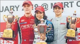  ?? HT PHOTO ?? Winner Jamie Chadwick (centre) poses with the MRF Challenge trophy in Chennai on Sunday.