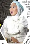  ??  ?? Dian membawa suasana modern dan penuh warna di pasar fashion muslim. Perempuan kelahiran Palembang itu mampu mengembang­kan usaha orang tuanya yang berbasis di ruko menjadi label mendunia. Pada usia 18 tahun, Dian menggelar fashion show perdananya di...