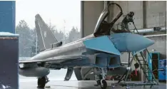  ??  ?? Die Neuburger Soldaten sorgen dafür, dass der Eurofighte­r im estnischen Ämari immer startklar ist.