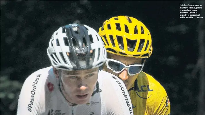  ?? FOTO: AP ?? En la foto Froome rueda por delante de Thomas, pero es el galés el que va por delante de Chris en la general y el que porta el maillot amarillo