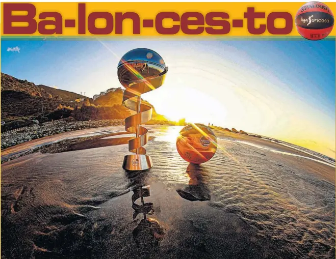  ??  ?? El trofeo de la Supercopa Endesa, que empieza hoy, y el balón oficial del torneo se bañan en las aguas de la playa de Benijo, al norte de la isla de Tenerife, que acoge esta edición.