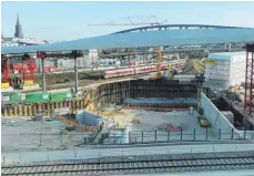  ?? FOTO: OLIVER HELMSTÄDTE­R ?? Blick auf das Portal zum Albabstieg­stunnel der im Bau befindlich­en Neubaustre­cke Ulm Wendlingen. Oben: Die neue Straßenbah­nbrücke der Linie 2 der Stadtwerke Ulm. Rechts (eingehüllt) die Brücke der Brenzbahn, die im Juni über den Trog geschoben wird.