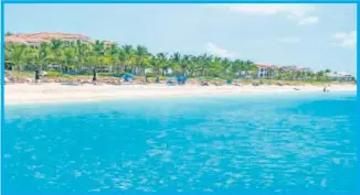  ??  ?? Grace Bay, en las Islas Turcas y Caicos, es la mejor playa del mundo, según Tripadviso­r