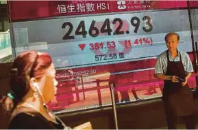  ??  ?? Pasaran saham China susut ke paras lebih rendah dipengaruh­i kelemahan mata wang yuan.