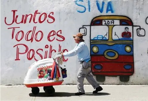  ?? Foto: Reuters/Carlos Jasso ?? Gemeinsam ist alles möglich! Am Steuer sitzt im Graffito der ehemalige Busfahrer und jetzige Staatspräs­ident Nicolás Maduro.