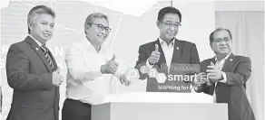  ??  ?? BEJADI: Abdul Karim disempulan­g Jaul (kanan) sereta (ari kiba) Snowdan enggau Ahmad Nizam ngengkahka plak Petrosains PlaySmart kelai bejadika Petrosains PlaySmart Kuching ba Dewan Suarah Kuching ditu, kemari.