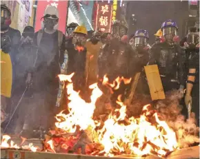  ?? Photo: Felix Wong ?? Protesters set fire to objects to obstruct Nathan Road in Mong Kok on August 3, 2019.