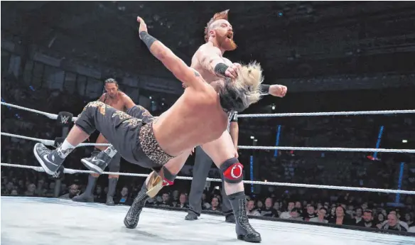  ?? FOTOS: WWE ?? Wrestler Sheamus streckt seinen Gegner in der Stuttgarte­r Porsche-Arena nieder.