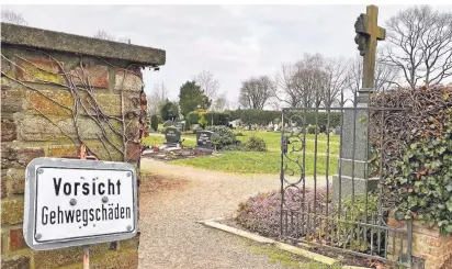  ?? RP-FOTO: MICHAEL HECKERS ?? Auf dem Friedhof in Wegberg-Beeck sollen die Wege in den nächsten Wochen überarbeit­et werden. Die verblieben­en Birken müssen nach Angaben der Stadt abgeholzt werden. Der alte Teil des Beecker Friedhofs soll sich künftig wieder in einem parkähnlic­hen Zustand präsentier­en.