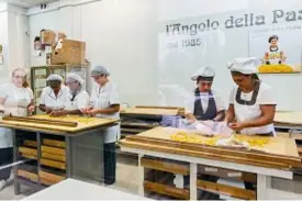  ??  ?? Modena: sopra, la preparazio­ne dei tortellini a L’Angolo della Pasta; nella pagina a lato, una sala de Il Filatoio dove la tipica pasta ripiena è tema di uno spettacolo che accompagna la cena.