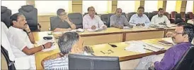  ?? HT PHOTO ?? Chief minister Raghubar Das presides over a meeting of the mines and geology department in Ranchi on Monday.