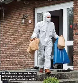  ??  ?? Kripo-Beamte durchsuche­n die Wohnung des Vaters, der seinen eigenen Sohn töten wollte.