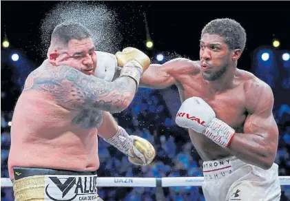  ??  ?? Lección. La que recibió Andy Ruiz del británico Anthony Joshua en la llamada “Batalla de las dunas”.