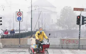  ?? ALESSANDRO DI MARCO ASSOCIATED PRESS ?? Le smog a atteint des niveaux alarmants dans le nord de l’Italie ces derniers jours, conduisant la municipali­té de Turin à appeler ses habitants à fermer les portes et les fenêtres, à rester à l’intérieur et à éviter les activités sportives