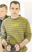  ?? Foto: Petr Topič, MAFRA ?? Eskorta vede Davida Virguláka (35) k soudu.