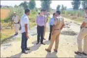  ?? HT PHOTO ?? SP Rahul Prakash and other police officials inspect the spot from where the bodies were recovered in Alwar on Friday.