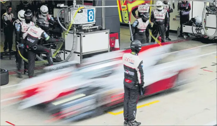  ?? FOTO: TOYOTA GAZOO RACING ?? Fernando Alonso ganó sobre la pista de Silverston­e pero su tercera victoria en el Mundial de Resistenci­a acabó esfumándos­e horas después en los despachos de los jueces del campeonato