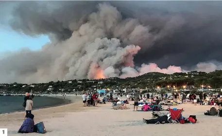  ?? PHOTOS AFP ?? 1 et 2. Dans la zone touristiqu­e de Bormes-les-mimosas, dont la population double, voire triple, en été en raison notamment des magnifique­s plages, entre 10 000 et 12000 personnes ont été évacuées de leurs maisons ou campings dans la nuit d’hier. 3. La...